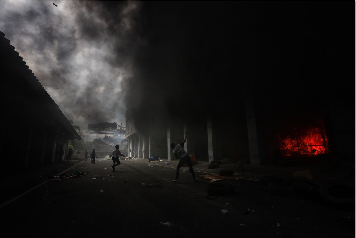 BAKAR: Demonstran membakar gedung DPRD NTB sambil melemparinya dengan batu saat aksi di Jalan Udayana, Kota Mataram, Sabtu (30/8).