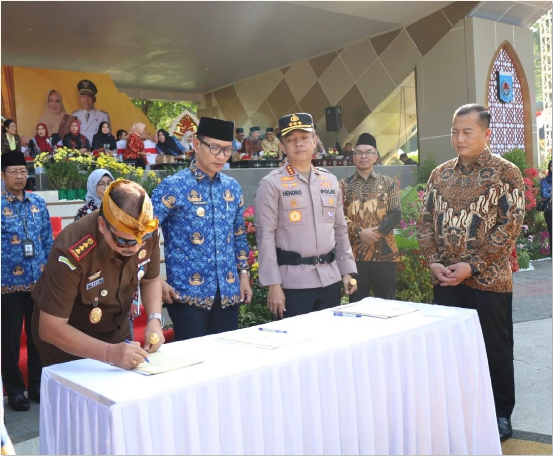 MENYAKSIKAN: Gubernur NTB Lalu Muhamad Iqbal turut menyaksikan penandatanganan MoU antara Pemkot Mataram, Kejari, dan Polresta Mataram dalam rangka penguatan koordinasi pengawasan pemerintah daerah.
