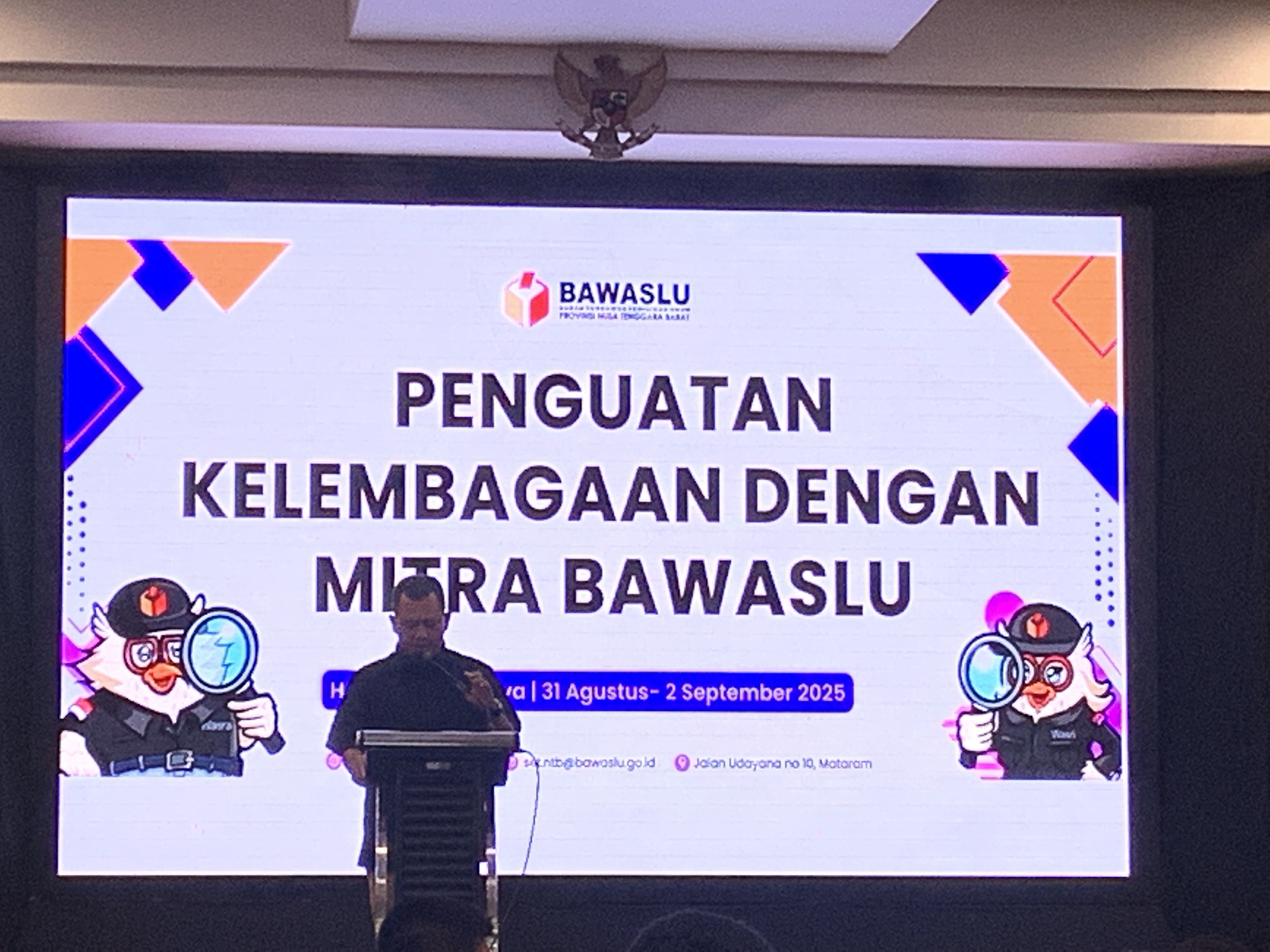 Ketua Bawaslu NTB Itratip saat menyampaikan sambutannya dalam acara penguatan kelembagaan dengan mitra Bawaslu, kemarin (31/8).