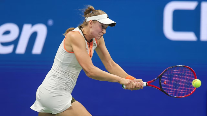 Elena Rybakina saat dikalahkan Marketa Vondrousova di putaran ketiga US Open 2025.