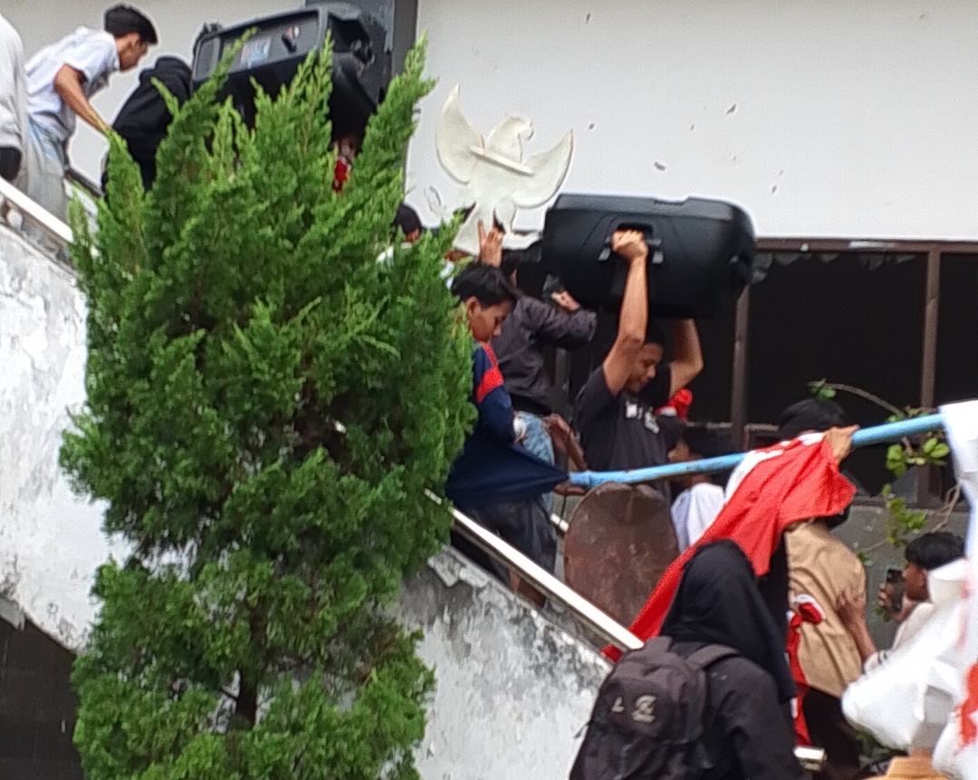 PENJARAHAN: Sejumlah pendemo mengambil fasilitas kantor DPRD NTB saat demo, Sabtu (29/8).