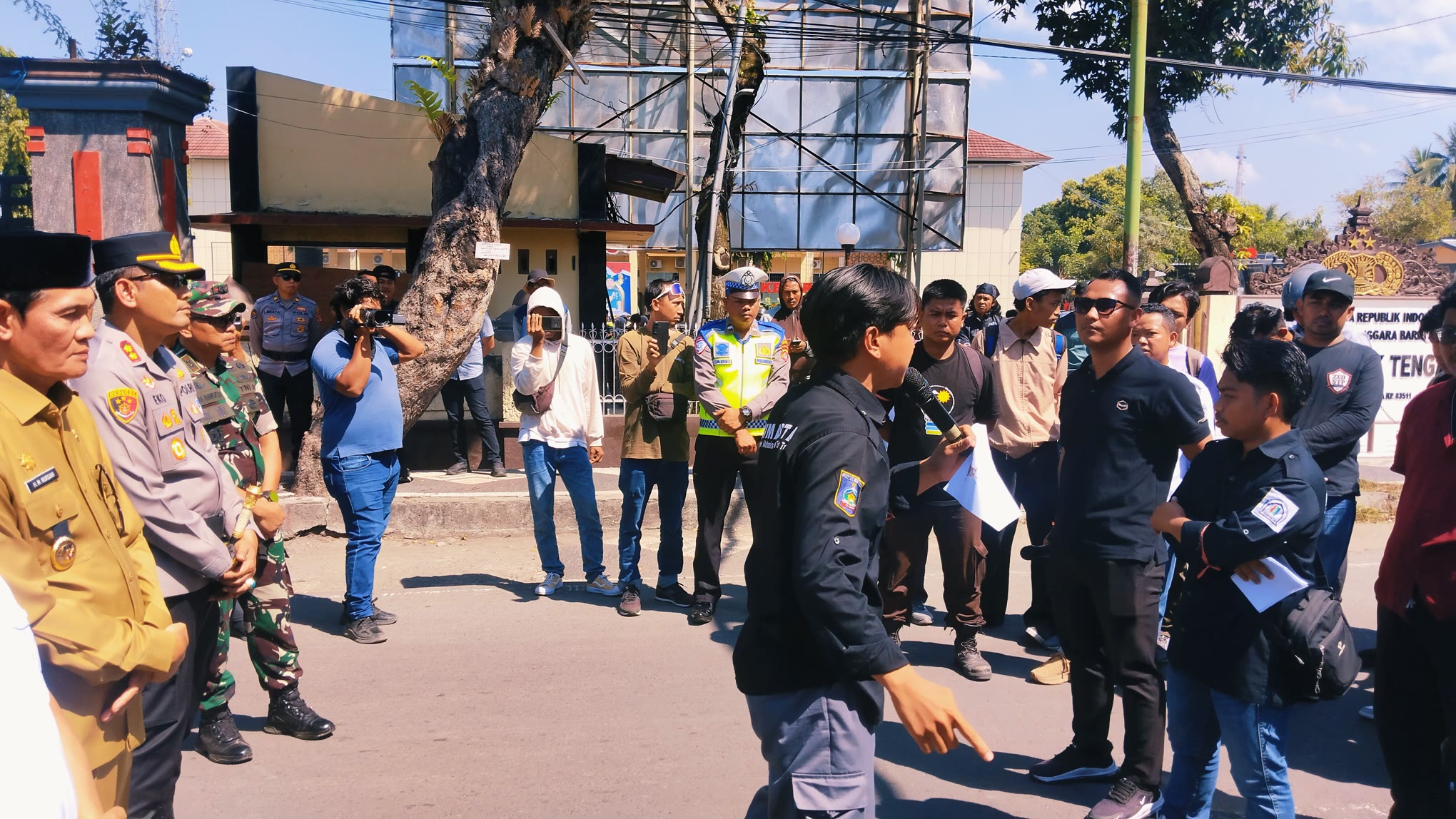 Aliansi Mahasiswa dan Pemuda Indonesia di Lombok Tengah menggelar aksi demo di depan markas Polres Lombok Tengah, Senin (1/9).