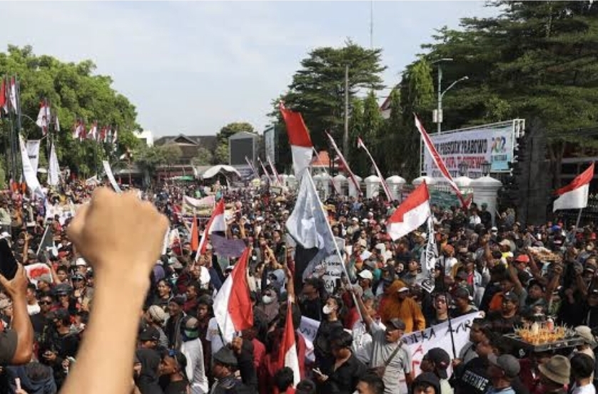 Aksi demonstrasi yang terjadi di beberapa daerah dalam beberapa hari terakhir bukan ditujukan kepada Presiden Prabowo Subianto. (Foto: Radar Surabaya)