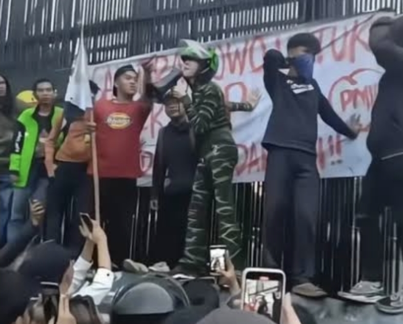 Aksi Lucinta Luna ini langsung menuai beragam reaksi. Sebagian warganet menilai kehadirannya membawa warna berbeda dalam unjuk rasa. (istimewa)