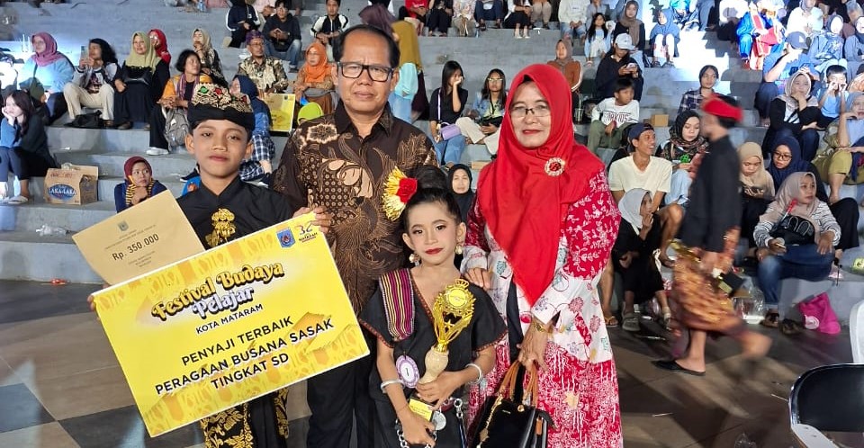 Ni Putu Felizia Kimberley Vrybawa, murid kelas II SDN 3 Ampenan meraih predikat Penyaji Terbaik dalam peragaan busana adat Suku Sasak pada ajang Festival Budaya Pelajar di Teras Udayana, Kota Mataram.
