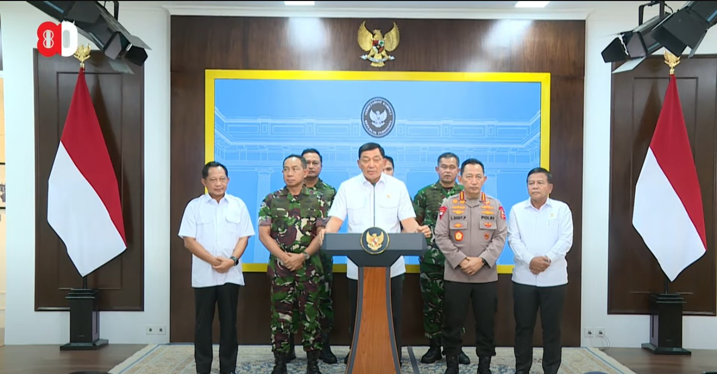 Menteri Pertahanan (Menhan) Sjafrie Sjamsoeddin dalam konferensi pers yang didampingi oleh Panglima TNI, Kapolri, Menteri Dalam Negeri, Kepala BIN, serta tiga Kepala Staf Angkatan di Kantor Presiden.
