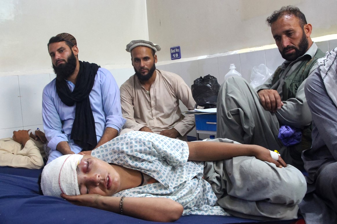 TERLUKA: Seorang anak laki-laki korban gempa dirawat di rumah sakit di Jalalabad, Afghanistan,&nbsp;Senin (1/9).