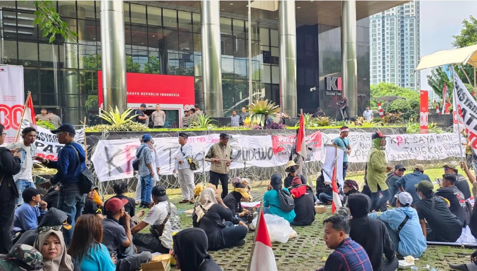 Ratusan warga Pati menggelar aksi unjuk rasa di depan Gedung Merah Putih KPK, Jakarta,&nbsp;Senin (1/9). Mereka menuntut penetapan tersangka terhadap Bupati Pati Sudewo.