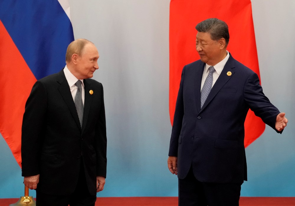 JALIN KERJA SAMA: Presiden Rusia Vladimir Putin berbincang dengan Presiden Tiongkok Xi Jinping saat KTT SCO di Tianjin, Tiongkok, Senin (1/9).