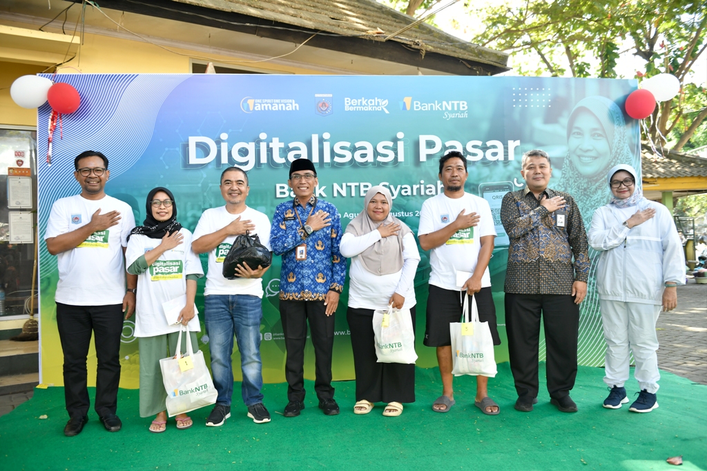 DIGITALISASI PASAR: Bank NTB Syariah Resmikan Program Digitalisasi Pasar Dasan Agung, Mataram, pekan lalu.