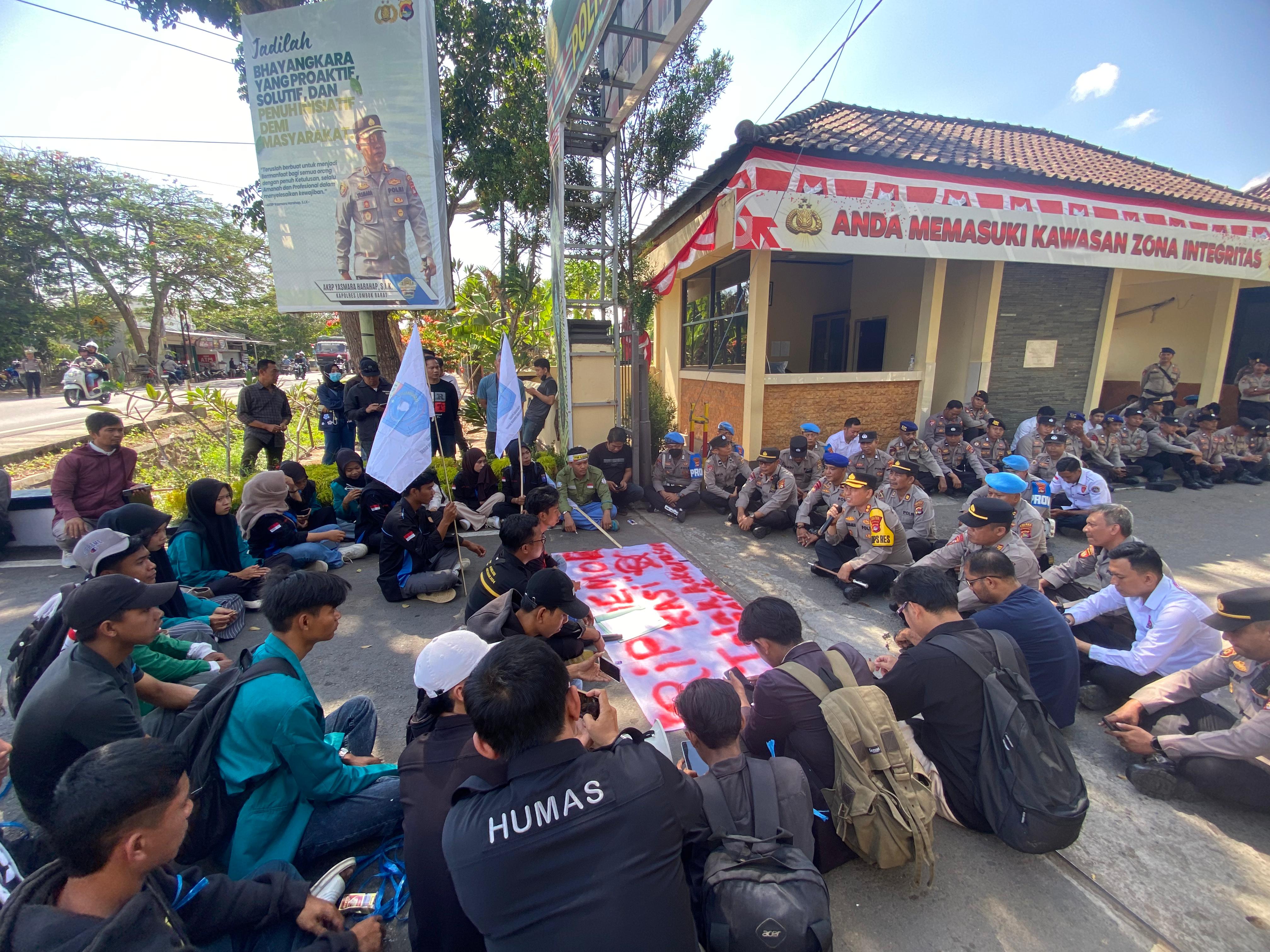 AKSI DAMAI: Para mahasiswa melakukan aksi unjuk rasa dengan damai di depan Polres Lombok Barat, Senin (1/9).