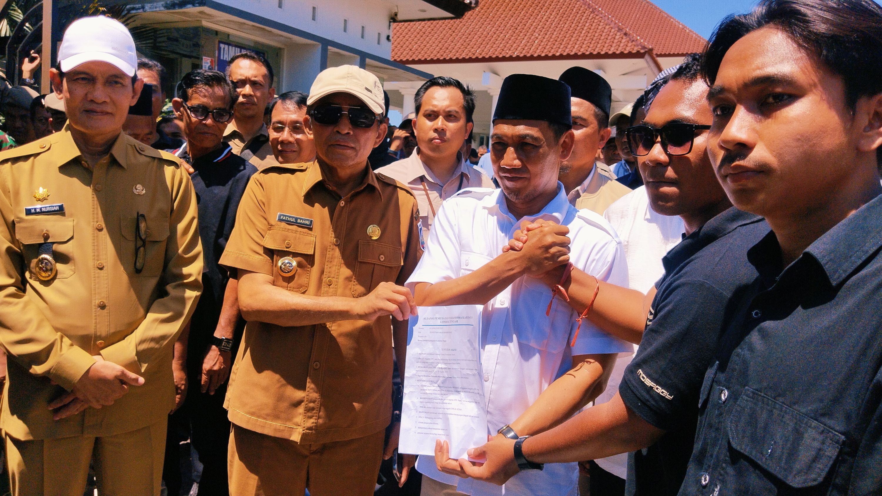 Bupati Loteng Lalu Pathul Bahri, Wabup Loteng, Ketua DPRD Loteng Lalu Ramdan serta jajaran dewan menemui massa aksi di depan kantor DPRD Loteng, Senin (1/9).