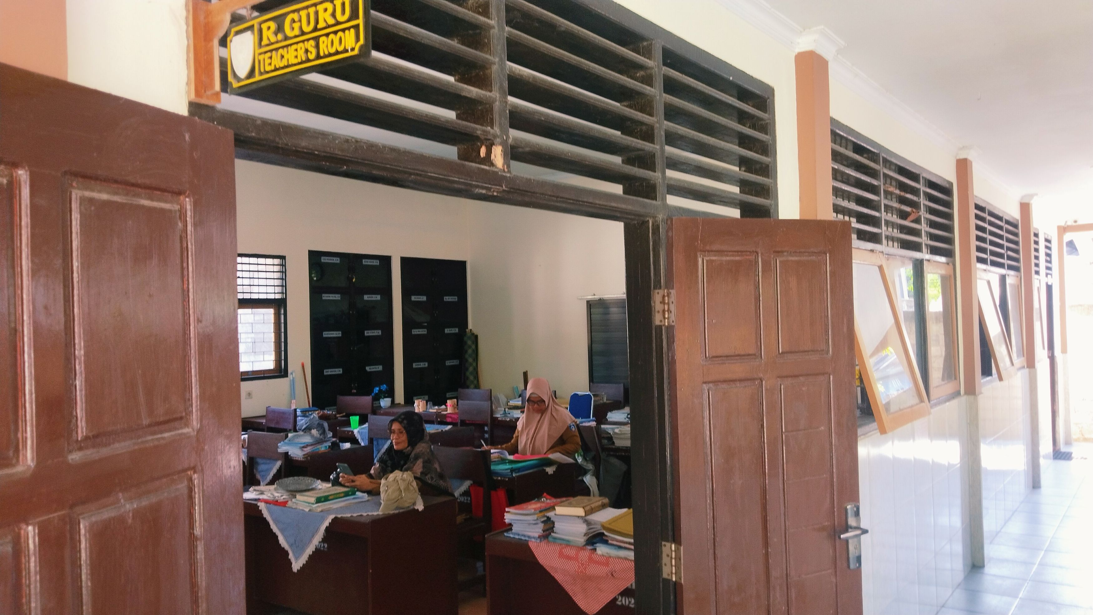 Sejumlah guru SMP Negeri 1 Praya Tengah masih beraktivitas usai memulangkan anak murid menjelang aksi demo di kantor DPRD Lombok Tengah, Senin (1/9).