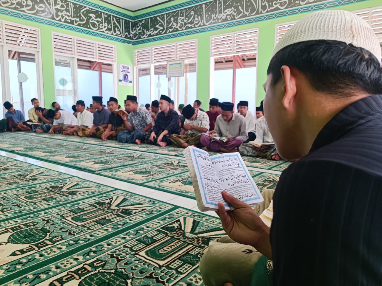 Ratusan anak binaan LPKA Kelas II Loteng menggelar doa bersama untuk persatuan bangsa, Senin (1/9).
