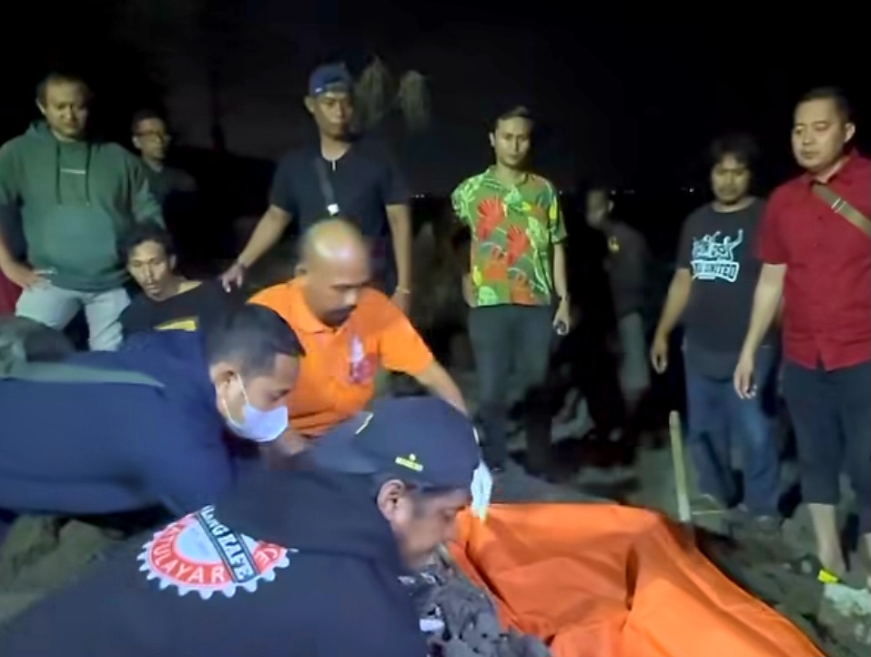 DIEVAKUASI: Jenazah WNA asal Spanyol Maria Matilde Munoz Cazorla saat dievakuasi setelah dikubur di kawasan Pantai Senggigi, Sabtu (30/8) lalu.