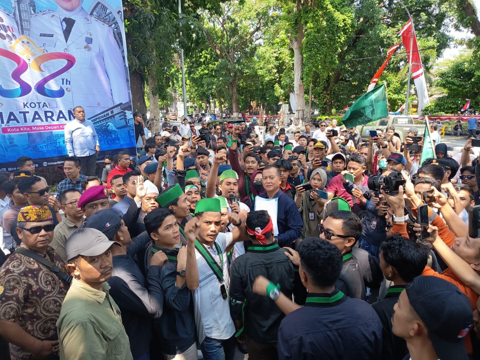 SERAP ASPIRASI: Gubernur NTB Lalu Muhamad di tengah kerumunan massa HMI Cabang Mataram, saat berorasi di depan Kantor Gubernur NTB, Senin (1/9).