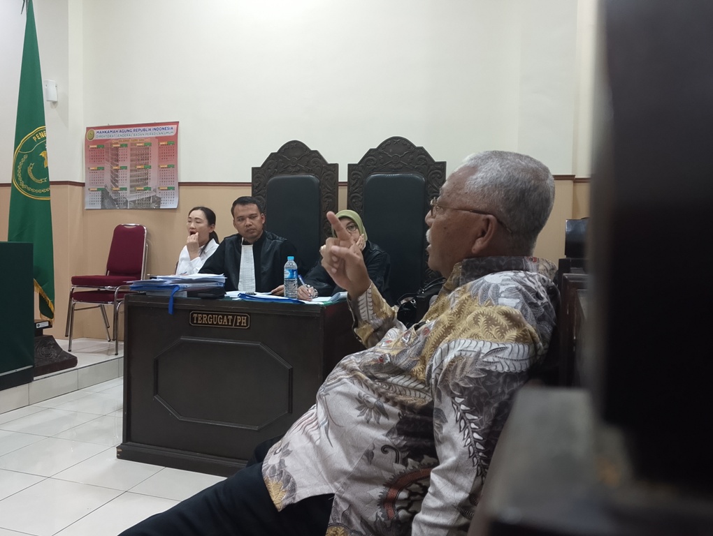 BERIKAN KETERANGAN: Saksi ahli&nbsp; Prof Jumardin memberikan kesaksian pada sidang perkara korupsi pengelolaan lahan LCC di Pengadilan Tipikor Mataram, Senin (1/9).&nbsp;