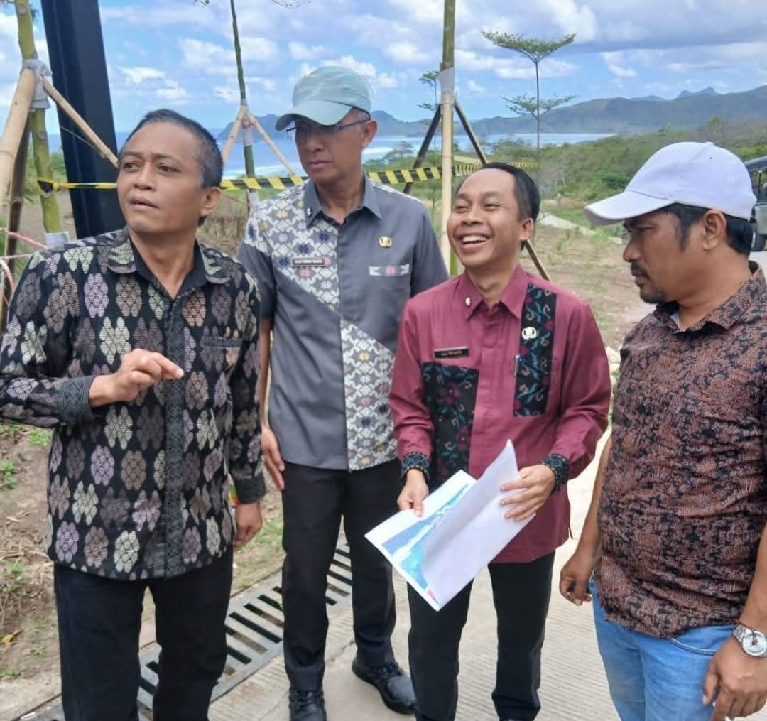Bupati Lombok Tengah Lalu Pathul Bahri (kiri) didampingi Sekda Lombok Tengah Lalu Firman Wijaya dan Kepala Bapperida Lombok Tengah Lalu Wiranata saat meninjau perbatasan wilayah Nambung