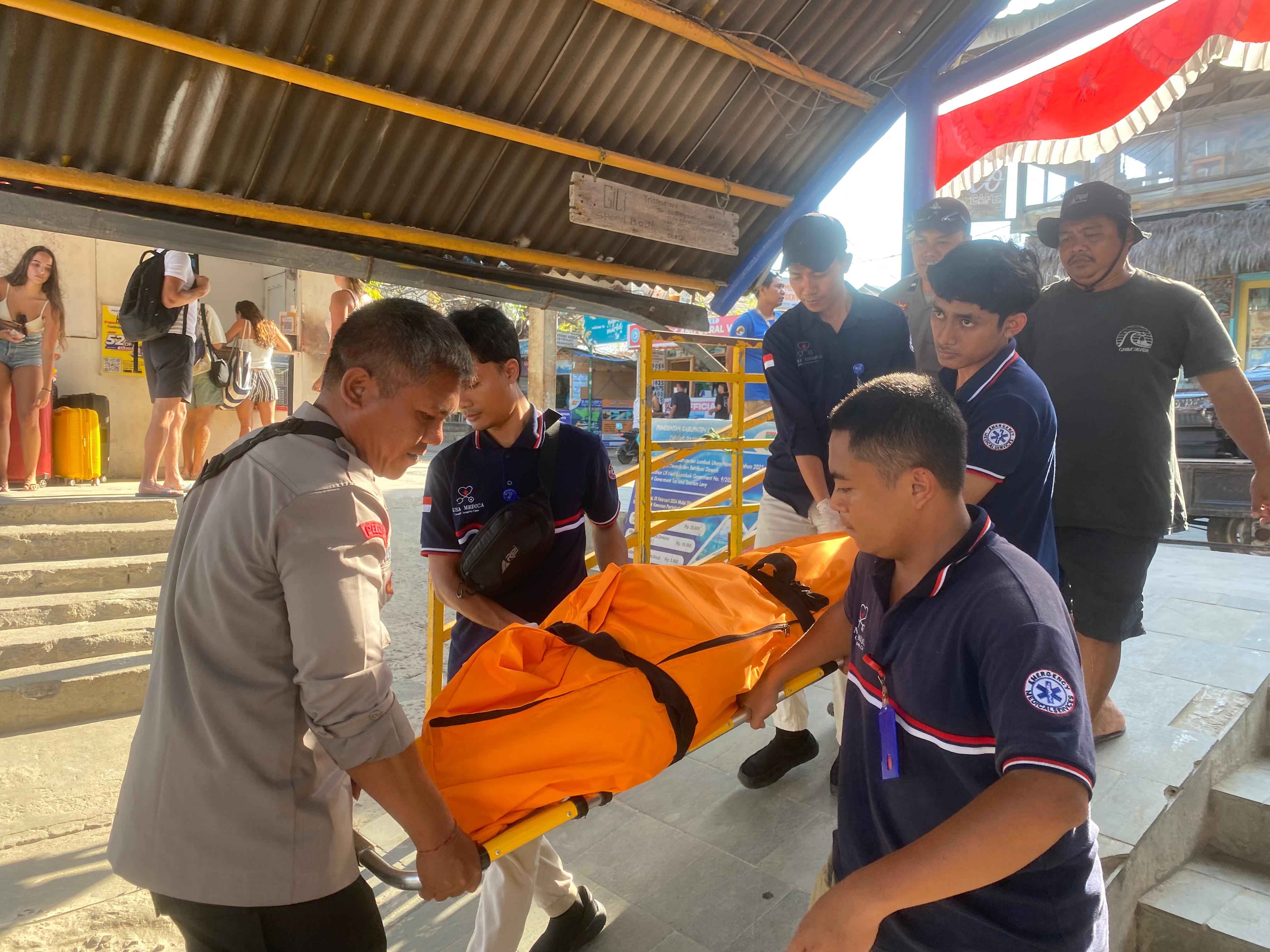 HUMAS POLRES KLU FOR LOMBOK POST TAK TERSELAMATKAN: Petugas mengevakuasi WNA India yang ditemukan meninggal dunia di Gili Trawangan.