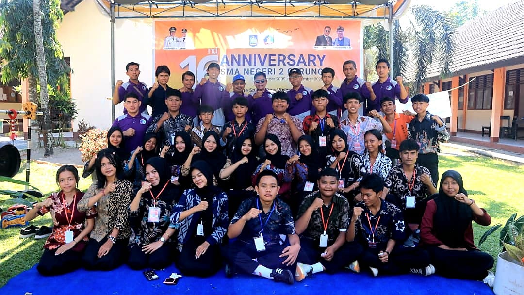 SEMARAK: Kepala SMAN 2 Gerung Lalu Gde Sumaryani KM bersama pengurus komite, alumni, guru dan siswa usai menggelar Lomba Karaoke saat perayaan hut sekolah yang ke-16, kemarin (1/9).