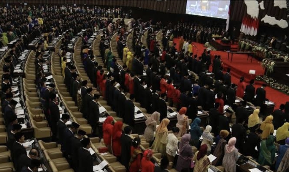 DPR nonaktif masih terima gaji dan fasilitas penuh, sementara DPR dipecat kehilangan semua hak dan posisinya diganti lewat PAW. (istimewa)