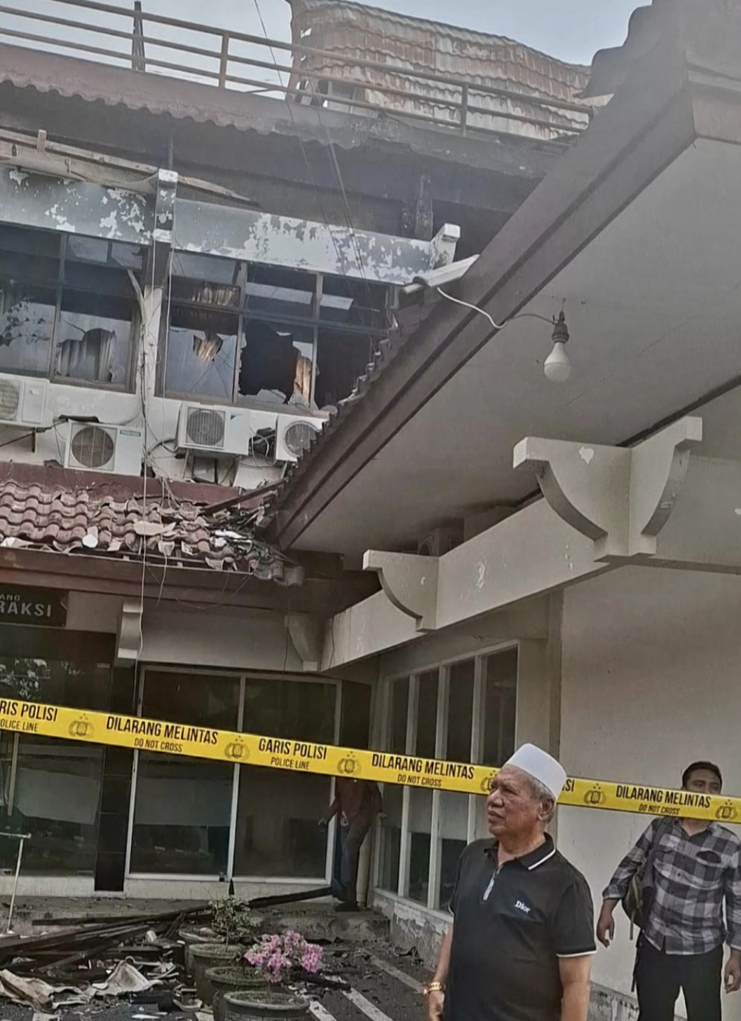 Wakil Ketua DPRD NTB Muzihir turun melihat kondisi gedung DPRD NTB yang dibakar massa aksi pada Sabtu lalu (30/8).