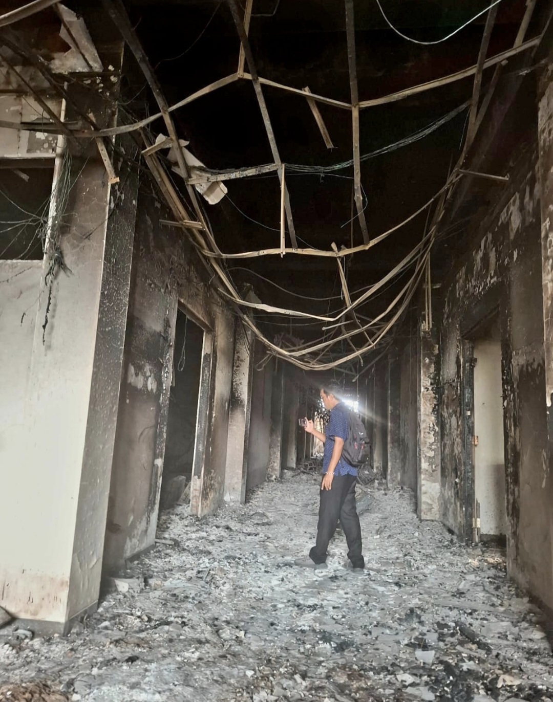 Beginilah kondisi di dalam kantor DPRD NTB, Senin (1/9). Sejumlah fasilitas di dalam gedung berubah menjadi abu dan puing usai dibakar massa aksi, Sabtu lalu (30/8).