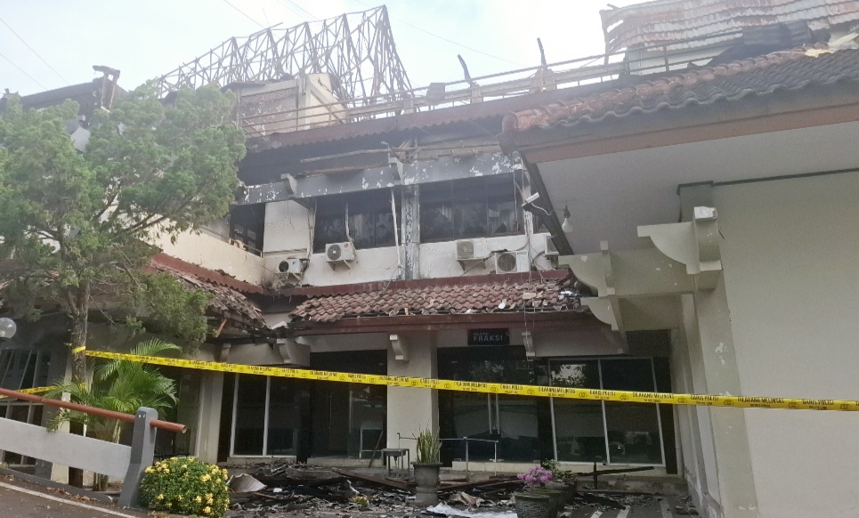 Inilah kondisi kantor DPRD NTB setelah dibakar massa aksi pada Sabtu lalu (30/8). ASN direncanakan untuk WFH secara bergantian.