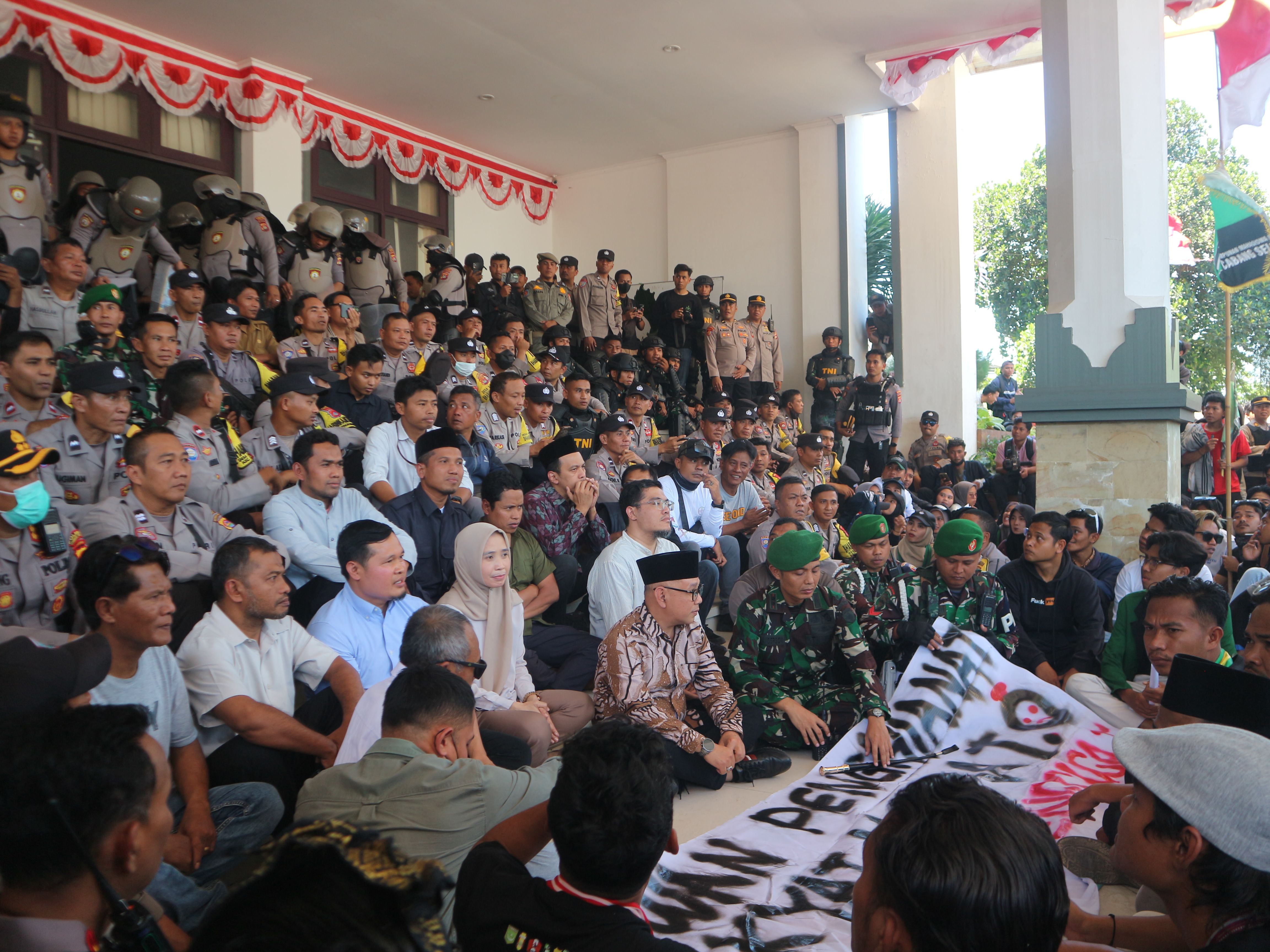 Ketua DPRD Lotim saat menemui mas kasi yang tergabung dalam Cipayung Plus saat menggelar aksi demonstrasi di depan kantor DPRD Lotim, untuk menuntut penghapusan tunjangan DPR, Senin (1/9).