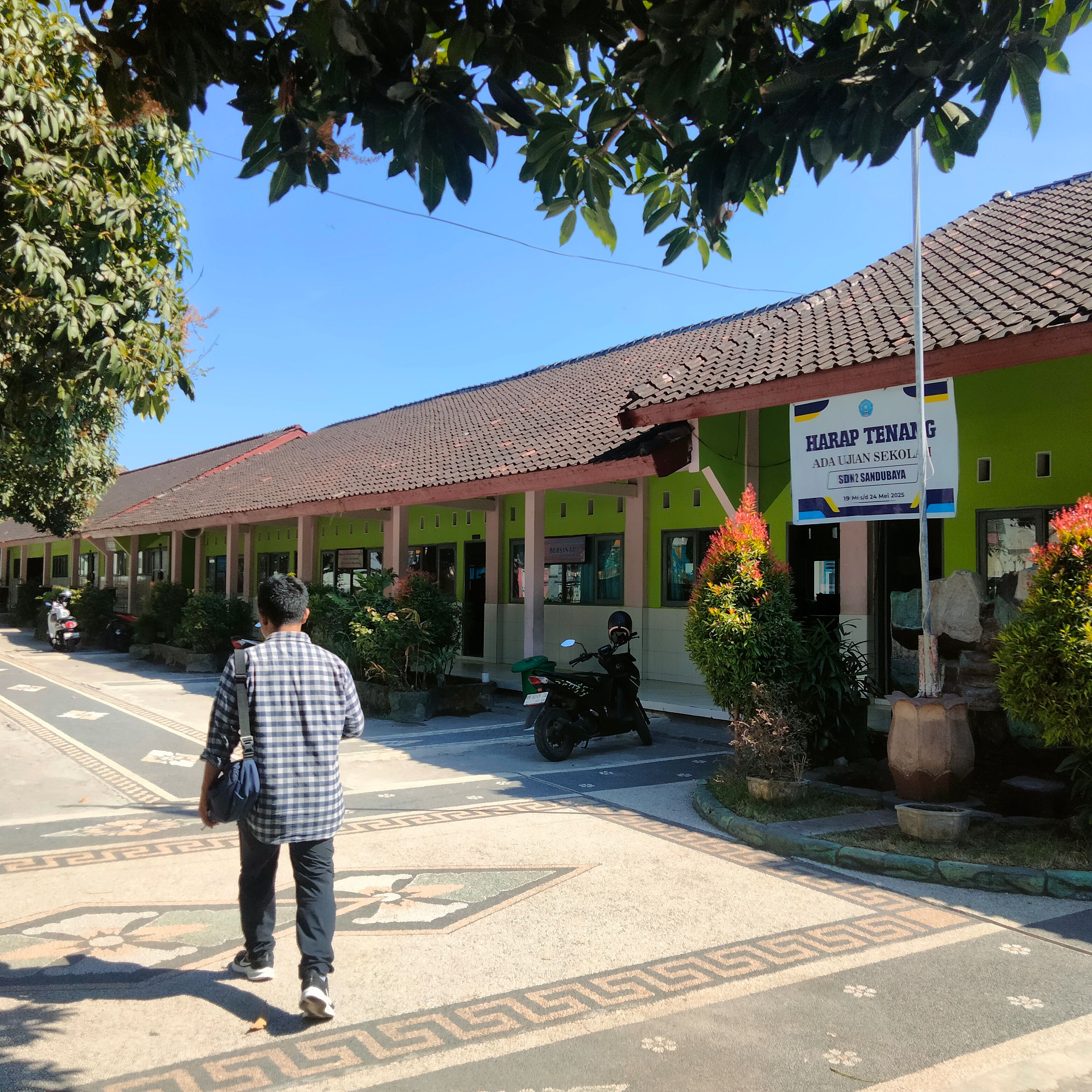 Kondisi SDN 2 Sandubaya, Kecamatan Selong yang diliburkan untuk antisipasi Kerusuhan saat aksi demonstrasi yang dilakukan oleh ratusan mahasiswa di Kantor Bupati hingga gedung DPRD Lotim, Senin (1/9).