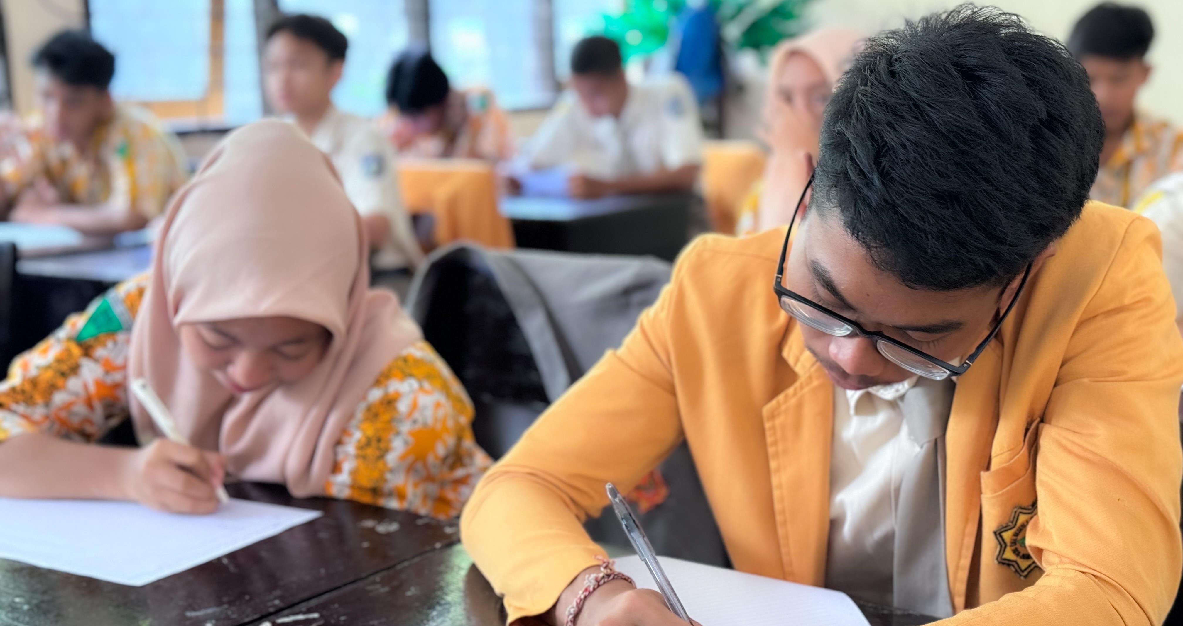 Siswa SMAN 3 Mataram melaksanakan kegiatan belajar mengajar. Sekolah pastikan pembelajaran tetap kondusif.