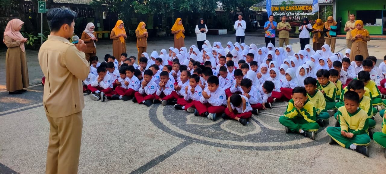 Murid dan guru SDN 19 Cakranegara melaksanakan doa untuk negeri dan muhasabah bersama di halaman sekolah setempat, Senin lalu (1/9).