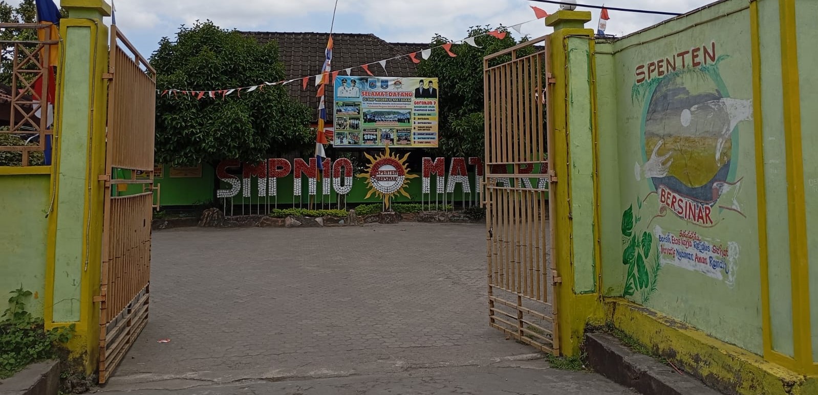 Inilah SMPN 10 Mataram yang akan direnovasi bagian depan mulai Sepetember ini. Belasan sekolah di Mataram dipercantik.