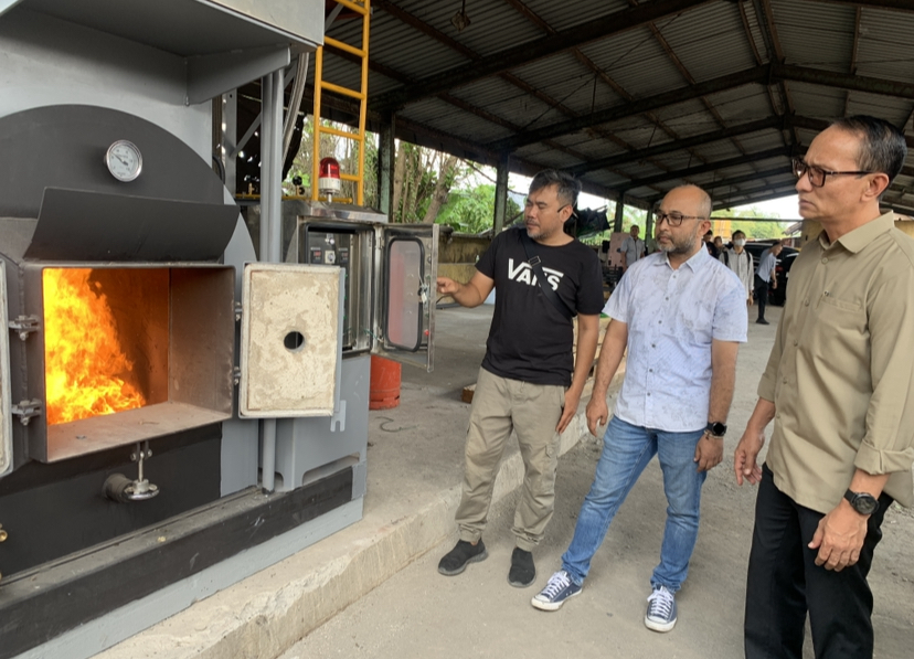 Walikota Mataram Mohan Roliskana saat meninjau insenerator sampah yang ada di TPS Sandubaya.