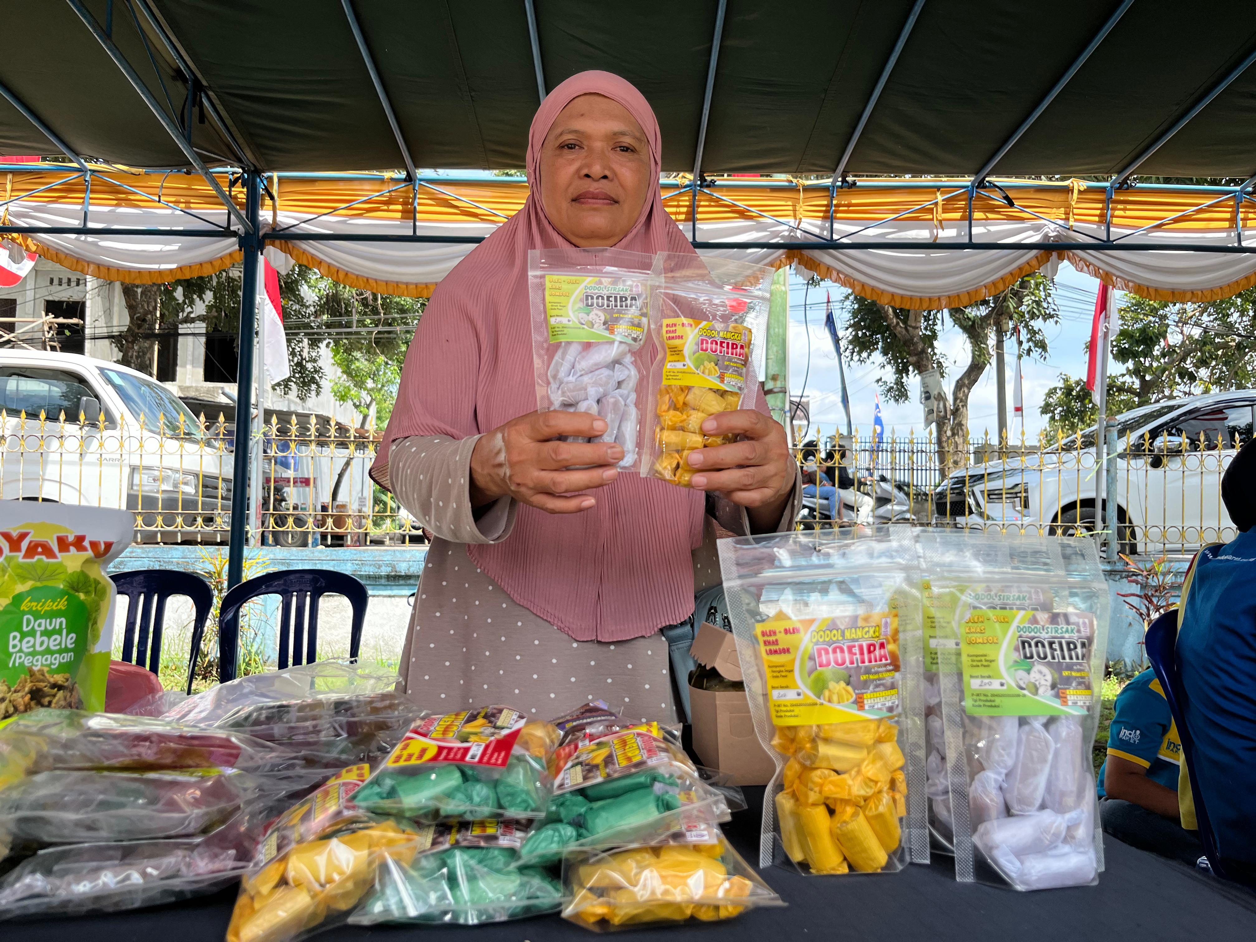 Salmiati menunjukkan produk dodol yang dibuat KWT Melati asal Desa Sesaot, Lombok Barat.