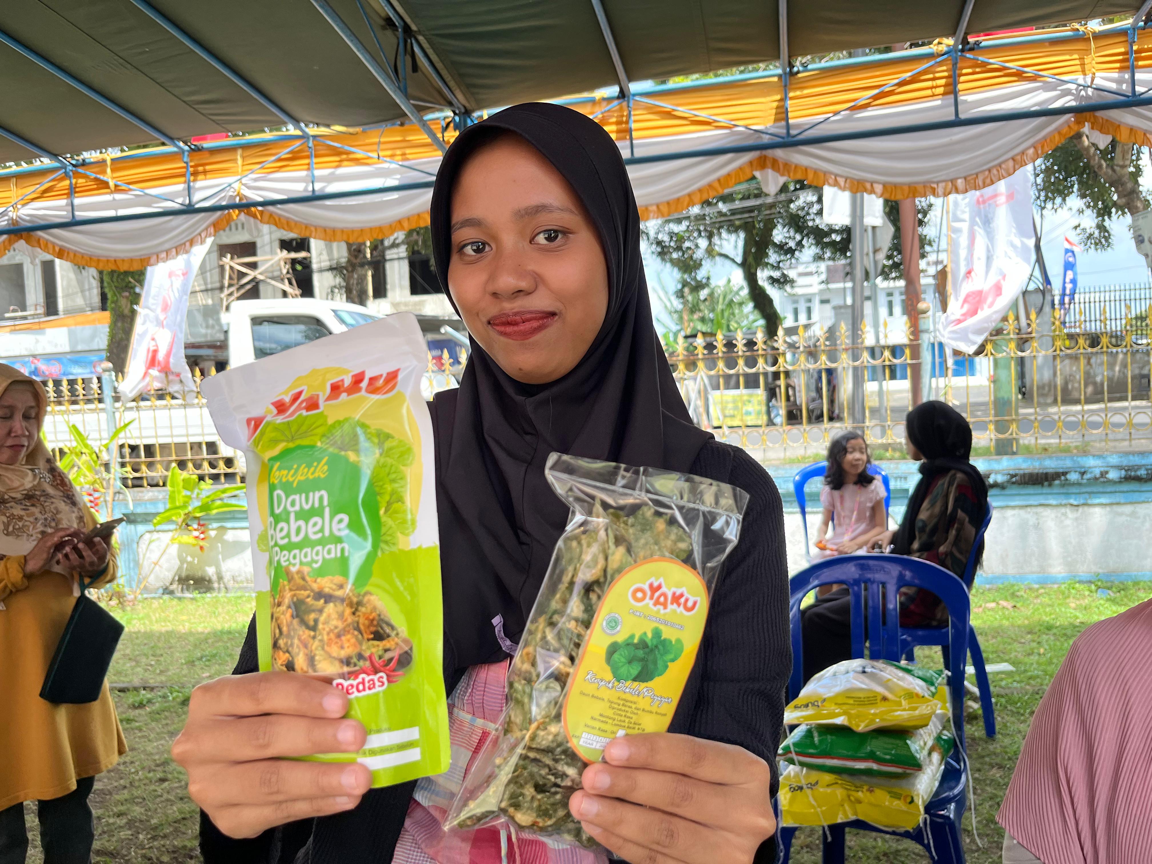 Rina Anggraini menunjukkan produk keripik Bebele Oyaku yang hadir dalam kegiatan pangan murah, pekan lalu.