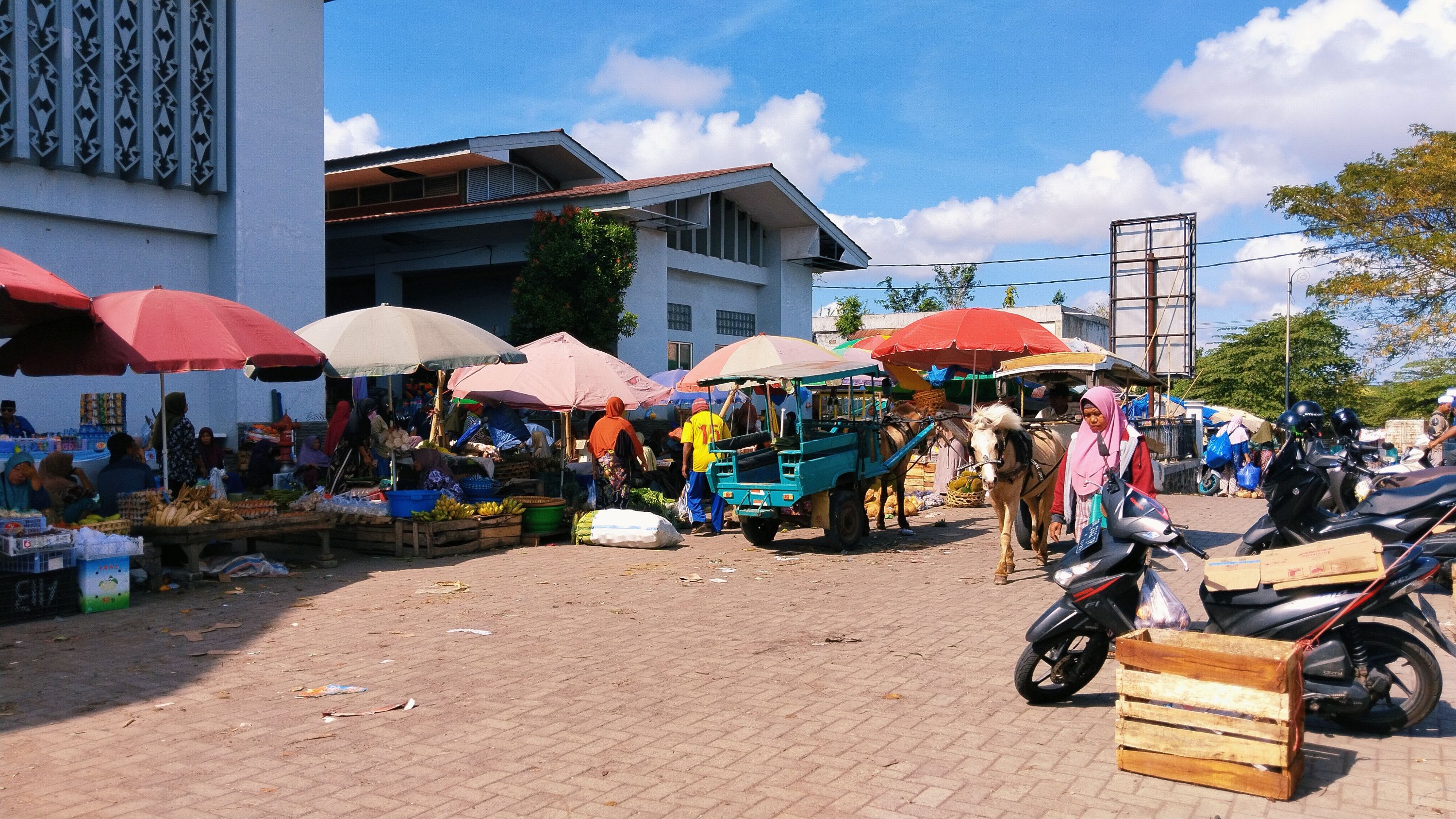 Disperindag Lombok Tengah tunda sementara penertiban pedagang di Pasar Renteng, Praya