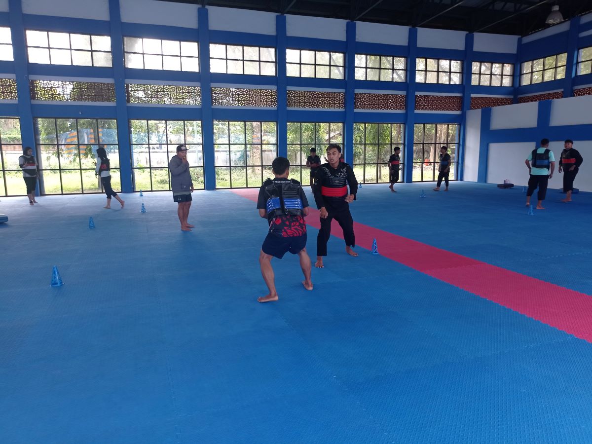 LATIHAN: Pesilat NTB menjalani latihan persiapan PON Beladiri di Gelanggang Pemuda dan Olahraga, Mataram, belum lama ini.