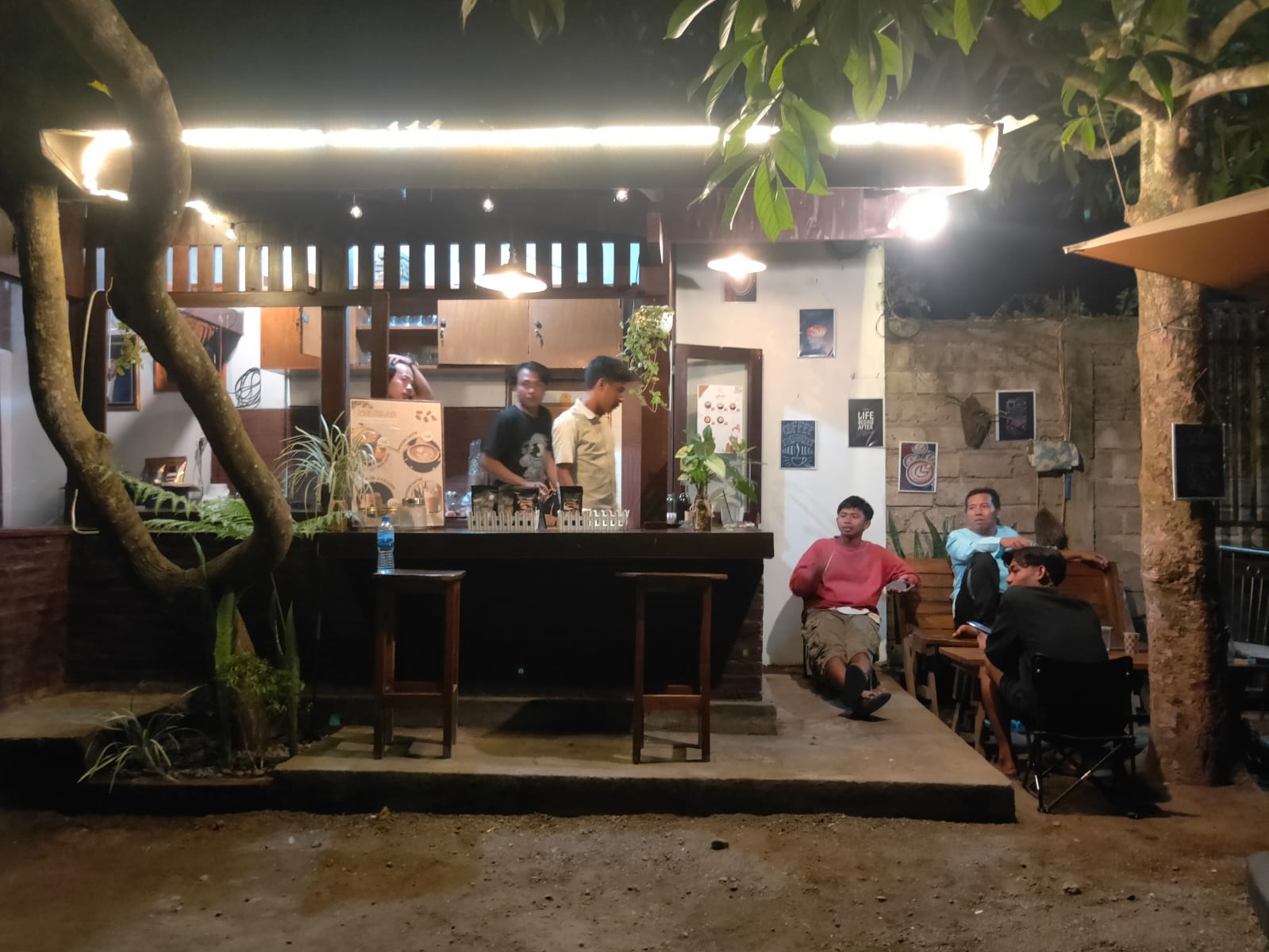 Sejumlah anak muda yang Nongkrong di Embulan Cafe Desa Lenek Daya, sambil menikmati minuman dan makanan khas Embulan cafe.