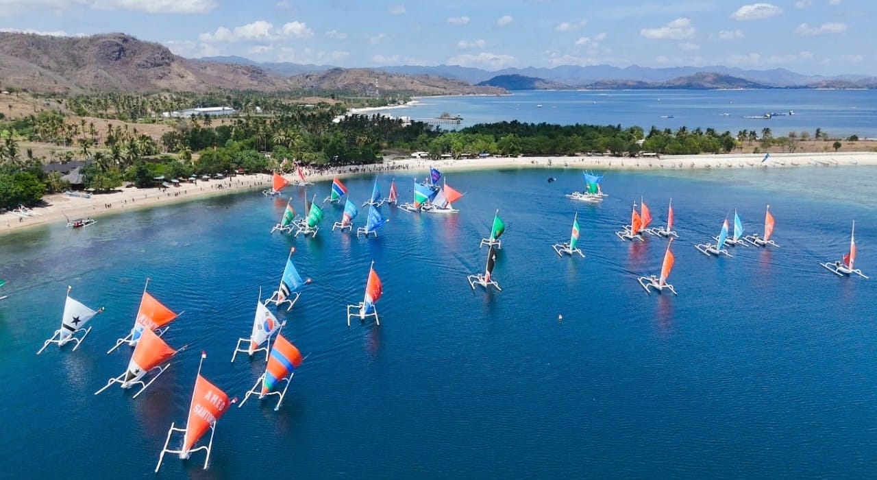 DAYA TARIK: Balap perahu layar tradisional bertajuk Sailboat Race Elak-Elak 2025 di Pantai Elak-Elak, Sekotong, Kabupaten Lombok Barat (Lobar) menjadi daya tarik pariwisata Provinsi NTB.
