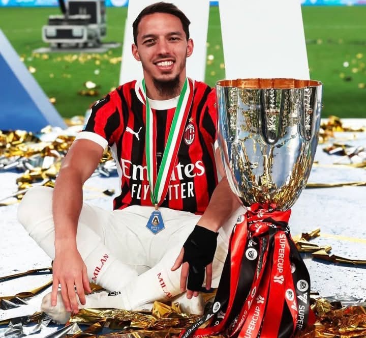 Ismael Bennacer, pemain AC Milan yang masih diupayakan untuk dijual oleh klub.