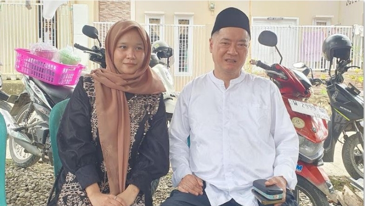 SALING CINTA: Satriani dan Wai Kwan Ha berfoto bersama di kediamannya di Kelurahan Atakkae, Kecamatan Tempe, Kabupaten Wajo, Rabu (27/8).