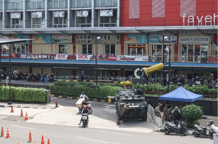 POS SIAGA: Satu rantis disiagakan di pusat perbelanjaan di LTC Glodok, Jakarta, Selasa (2/9). Penjagaan tersebut dilakukan sebagai langkah pengaman untuk antisipasi kerusuhan.