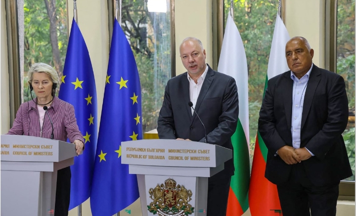 TUR EROPA: Presiden Uni Eropa Ursula von der Leyen (tengah), Perdana Menteri Bulgaria Rossen Jeliazkov (ketiga dari kiri), dan Anggota Majelis Nasional Bulgaria.