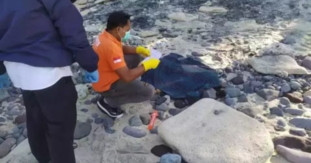 BELUM ADA PELAKU: Petugas olah TKP di lokasi penemuan korban meninggal dunia di Pantai Nipah, beberapa waktu lalu.