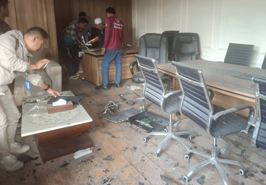 Wakil Ketua DPRD NTB Muzihir melihat kondisi ruang kerjanya yang ikut dibakar massa aksi Sabtu lalu (30/8).