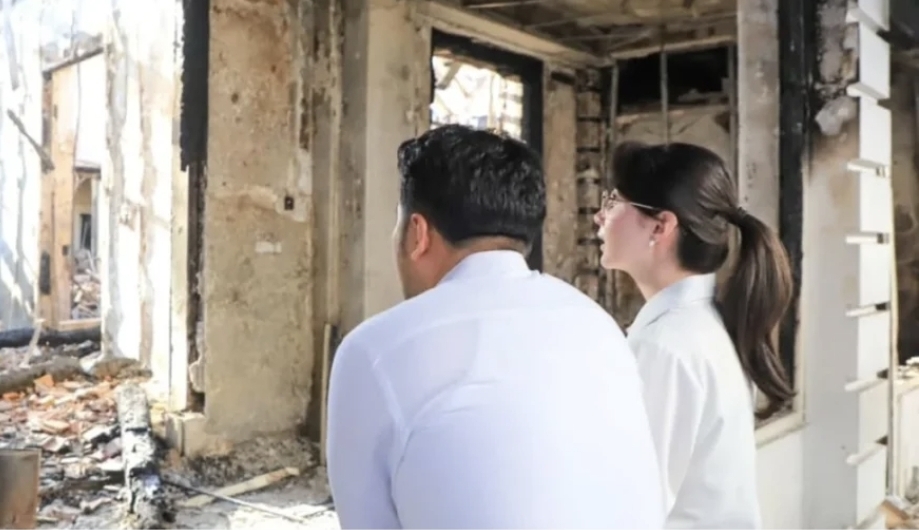 Arumi Bachsin bersama suaminya melihat gedung yang hangus dibakar massa. (Foto: Instagram)