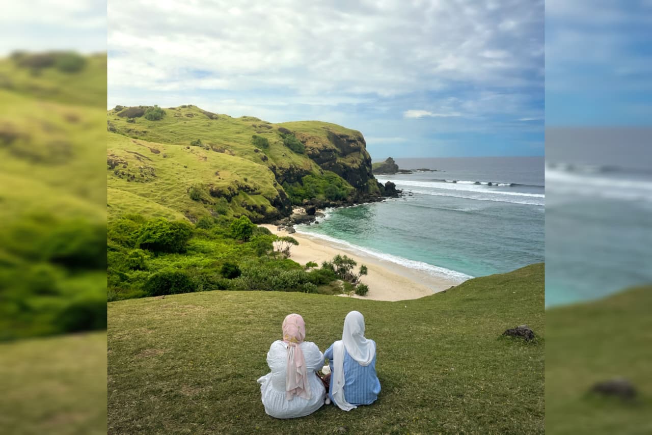 INDAH MEMUKAU: Dua wisatawan lokal menikmati keindahan laut, dari atas bukit Merese, di KEK Mandalika, Lombok Tengah, beberapa waktu lalu.