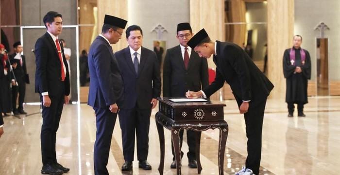 Prosesi pengambilan sumpah Miliano Jonathans dipimpin langsung oleh Menteri Hukum Supratman Andi Agtas dan disaksikan oleh Ketua Umum PSSI, Erick Thohir.