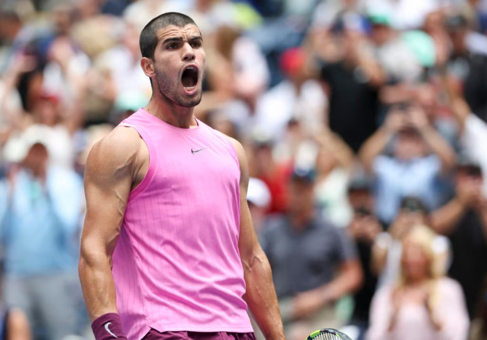 Carlos Alcaraz kalahkan Jiri Lehecka di perempat final US Open 2025. Lolos ke semifinal tanpa kehilangan set, incar posisi No.1 dunia.